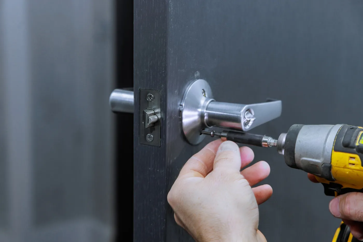 Cylindre à clé protégée et poignée posés sur une porte d'entrée d'un pavillon du Val-d'Oise